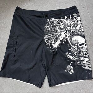 Tony Hawk Shorts with skull print 
Size: 36